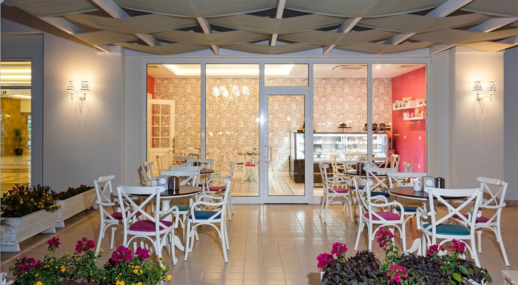 Karmir Resort & Spa