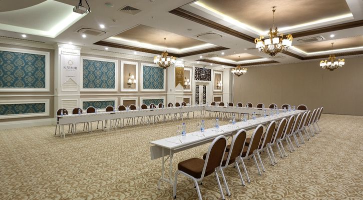 Karmir Resort & Spa